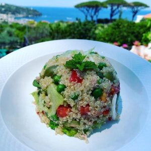 Quinoa piselli tonno e verdure estive nutrizionista Livorno